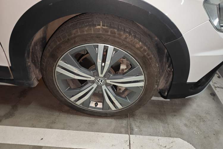 Used Volkswagen C-TREK 2017 230TSI DSG Luxury Model Right Front Wheel Hub