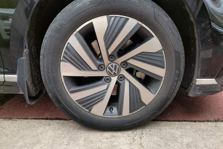 Used Volkswagen Magotan GTE Plug-in Hybrid 2022 GTE Luxury Model Right Front Wheel Hub