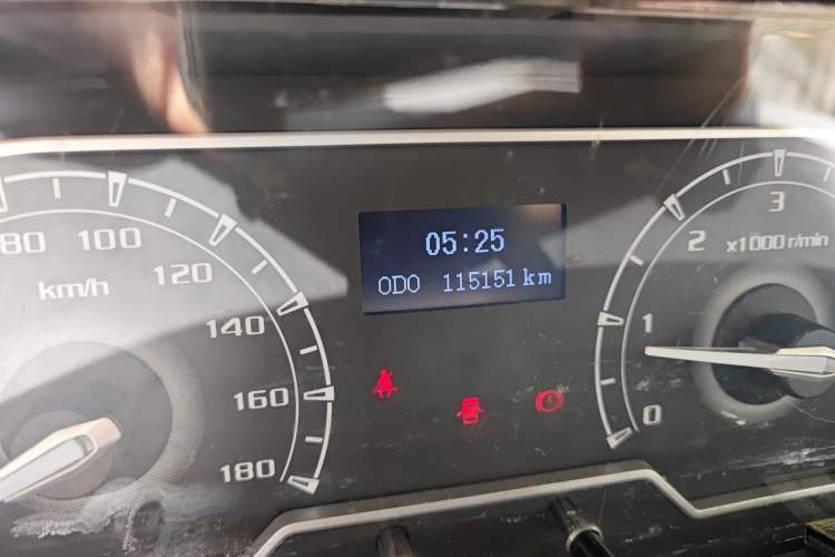 Used SAIC MAXUS Xintu V80 2021 2.0T Manual Classic City Delivery King Short Wheelbase Mid-Roof Design 3 Seats
