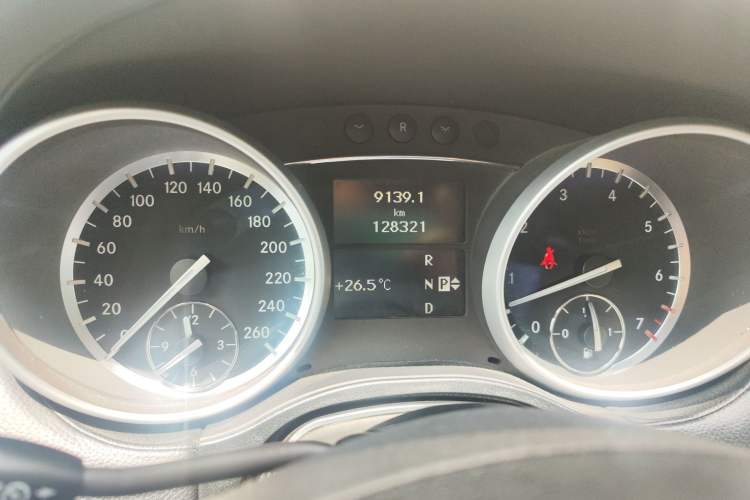 Used Mercedes-Benz M-Class 2010 ML 350 4MATIC Luxury Model Odometer Close Up