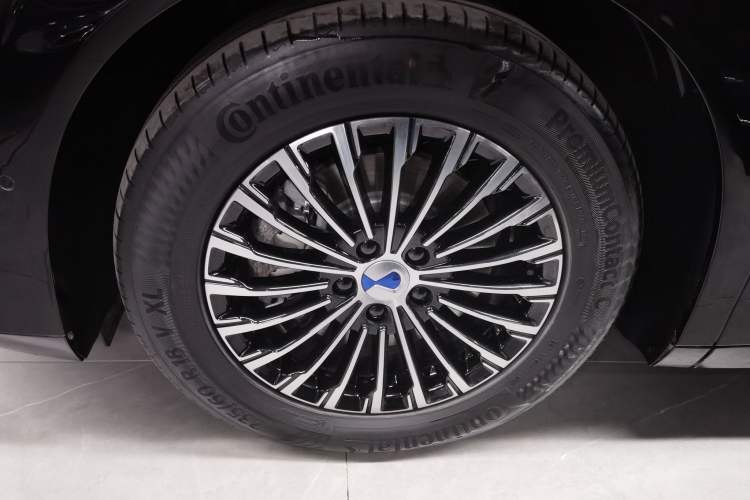 Used Denza D9 2025 DM-i Intelligent Drive 1020 Four-Wheel Drive Prestige Model