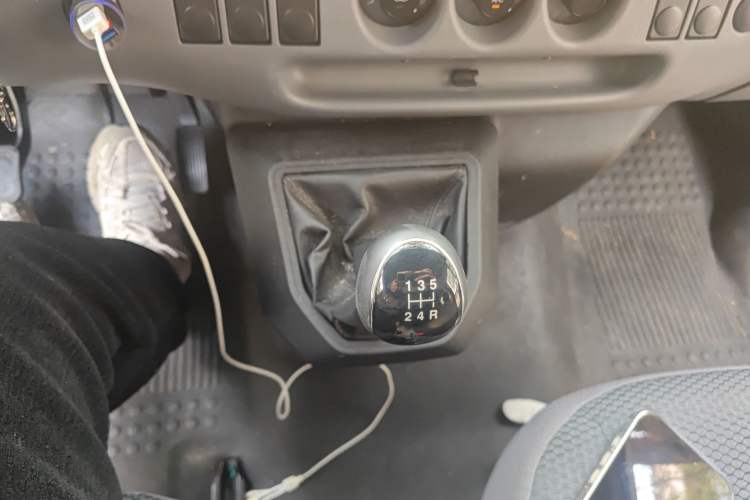 Used JMC Transit 2017 2.8T Commercial Version Short Wheelbase Mid-Roof 3-Seater JX493