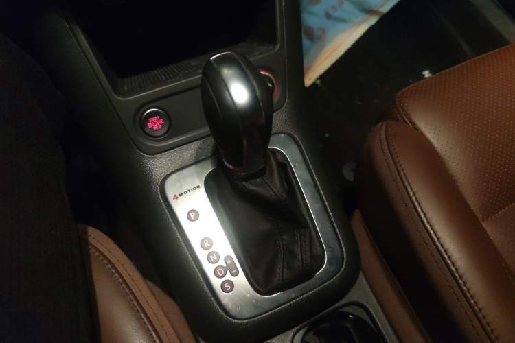 Used Volkswagen Tiguan 2015 2.0 TSI Automatic All-Wheel Drive Luxury Edition Gear Lever