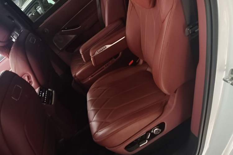 Used Hima AITO M8 2025 Extended-Range Ultra Version 53.4 kWh 6-Seater Edition Left Rear Seat