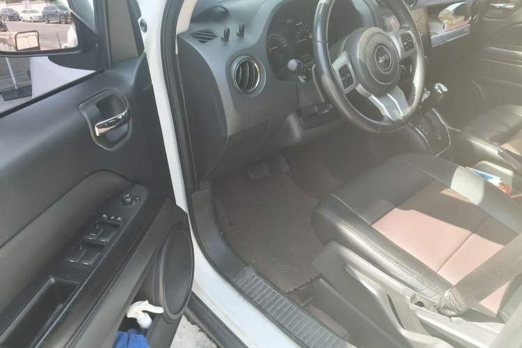 Used Jeep Compass 2014 2.0L two-wheel drive sport version
