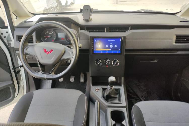 Used Wuling Hongguang PLUS 2020 1.5L Manual Standard Edition 5 Seats
