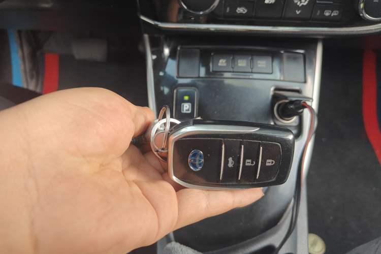 Used Toyota Corolla 2016 Dual-Engine 1.8L E-CVT Leading Edition Vehicle Key