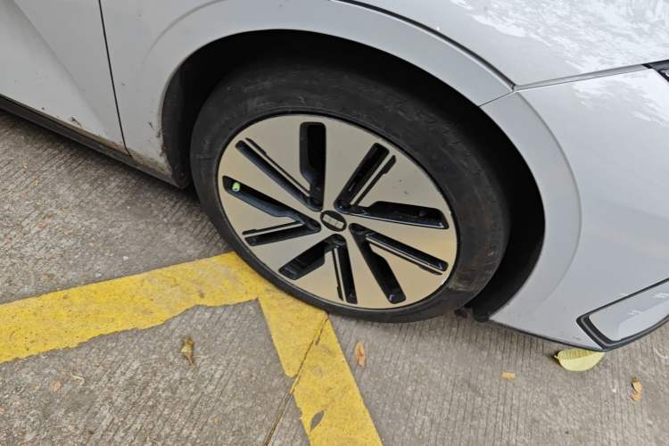 Used Geely Galaxy E8 2024 665 km Range Rear-Drive Starship Long-Range Version
