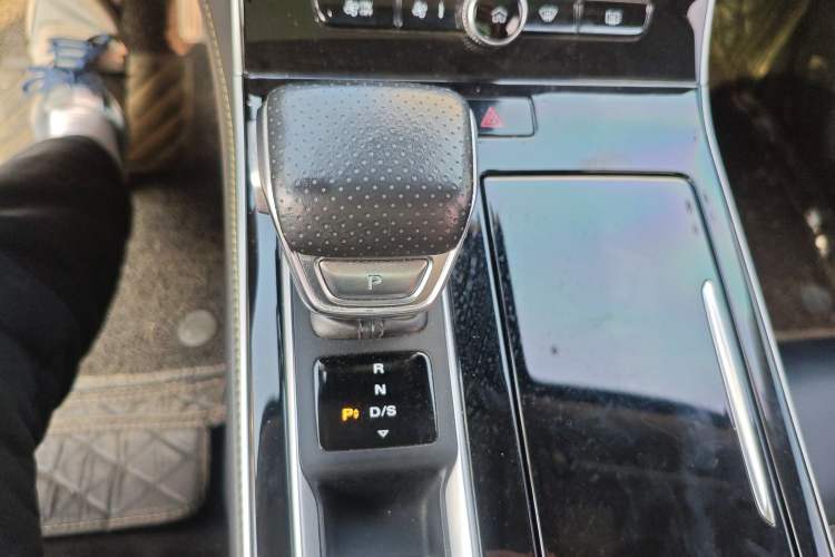 Used Roewe i6 MAX 2020 300TGI Automatic Supreme Edition with Cool Sunroof and Advanced Driving Features
