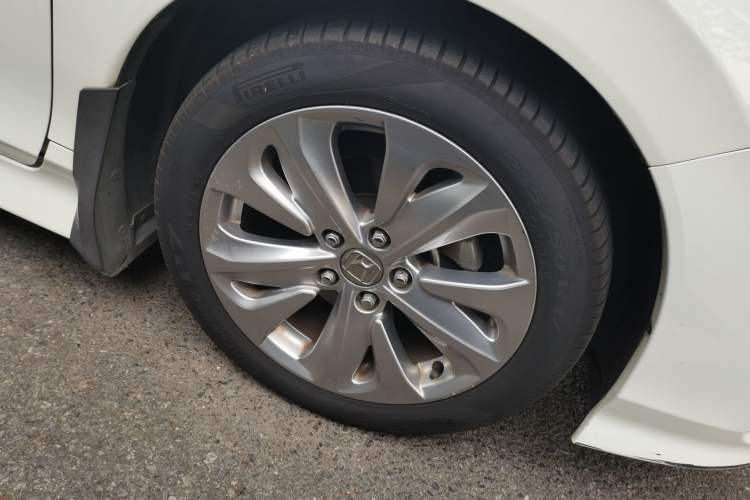 Used Honda Jade 2017 1.8L automatic Comfort version 5 seats Right Front Wheel Hub