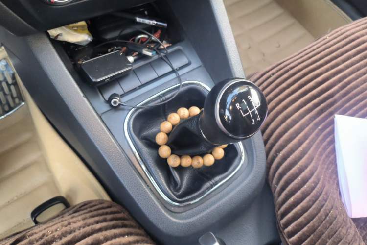 Used Volkswagen Sagitar 2014 Revised Version 1.6L Manual Comfort Edition Gear Lever