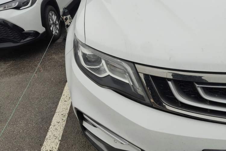 Used Geely Auto Emgrand X7 Sport 2018 Revised Version 1.8TD Automatic Two-Wheel Drive Smart Connectivity 4G-Enabled Edition Right Front Headlight