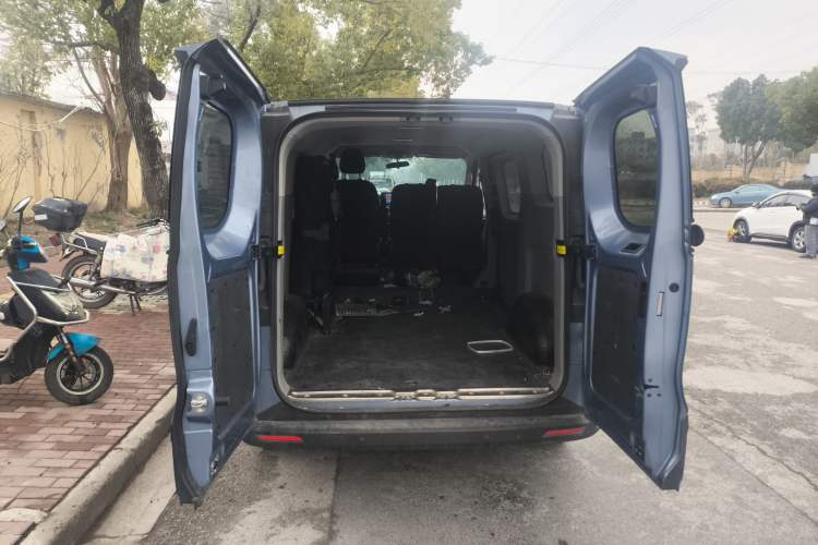 Used SAIC MAXUS Xintu V70 2023 2.0T Elite Edition Manual Transmission Short Wheelbase Low Roof 5/6 Seats (125 hp)