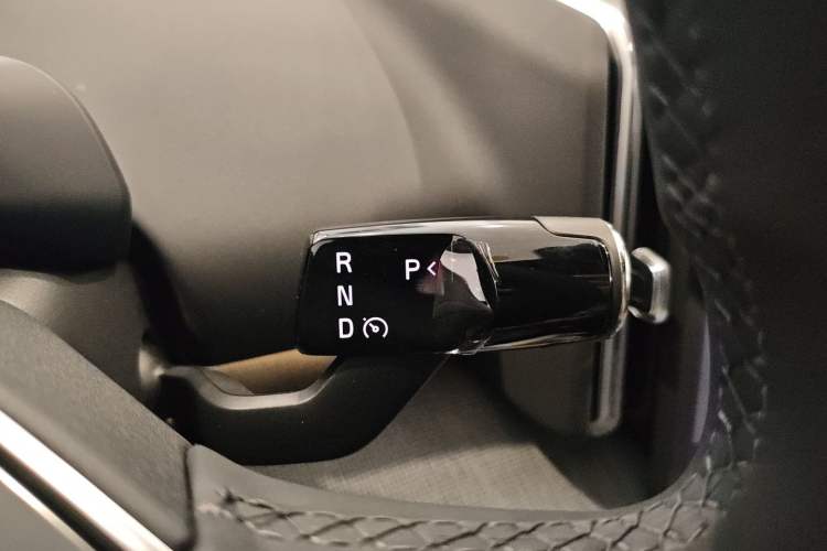 Used Volvo EX30 2025 Rear-Drive Long-Range Plus Model Gear Lever