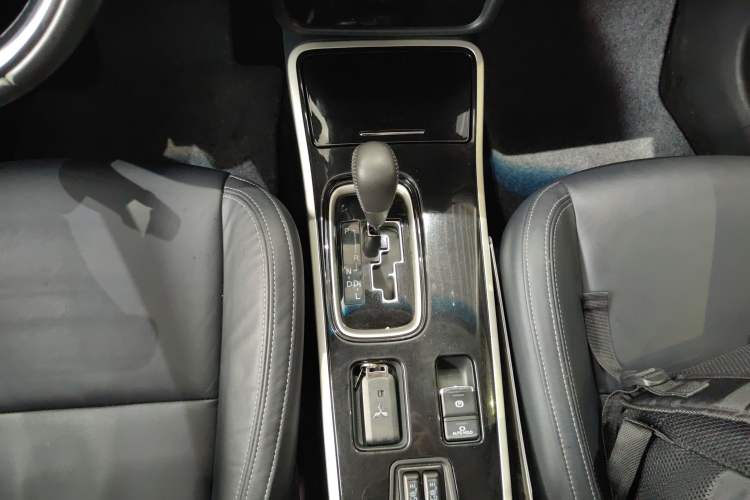 Used Mitsubishi Outlander 2019 2.0L Two-Wheel Drive Comfort Edition 7 Seats China V Emission Standard Gear Lever