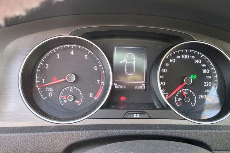 Used Volkswagen Golf 2015 1.4TSI Automatic Comfort Model Odometer Close Up