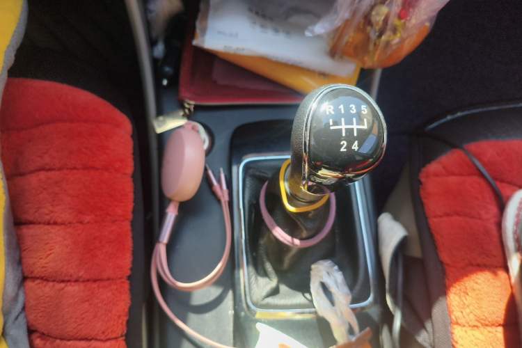 Used Bestune B50 2013 1.6L manual Comfort trim level Gear Lever