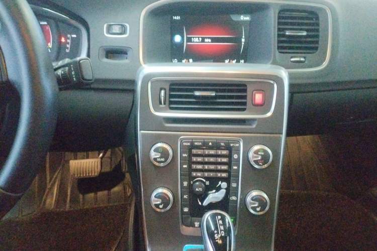 Used Volvo S60 New Energy 2015 S60L E-Drive Hybrid T6 Smart Drive Edition Audio And AC Panel