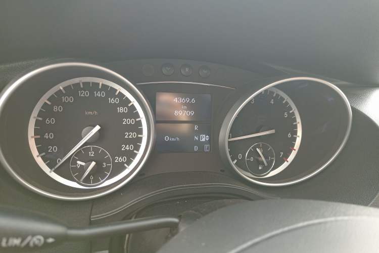 Used Mercedes-Benz R-Class 2017 R 320 4MATIC Business Edition Prestige Model
