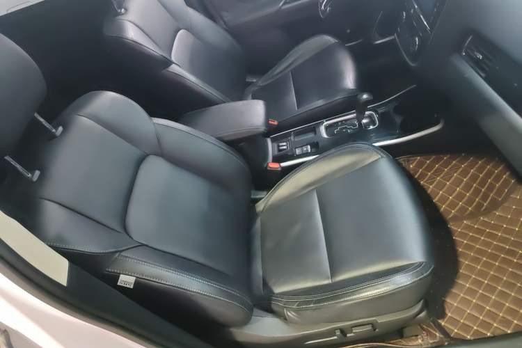 Used Mitsubishi Outlander 2019 2.0L Two-Wheel Drive Comfort Edition 5 Seats China VI Standard
