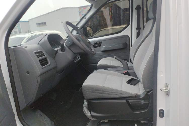 Used Wuling Yangguang 2024 300KM Comfort Version Passenger Van 75kW
