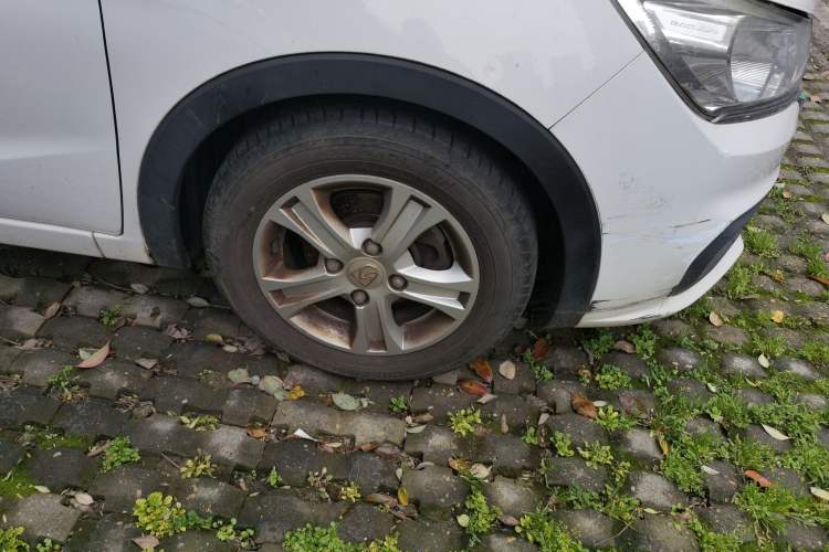 Used Baojun 310 2017 1.5L Automatic Fashion Model Right Front Wheel Hub