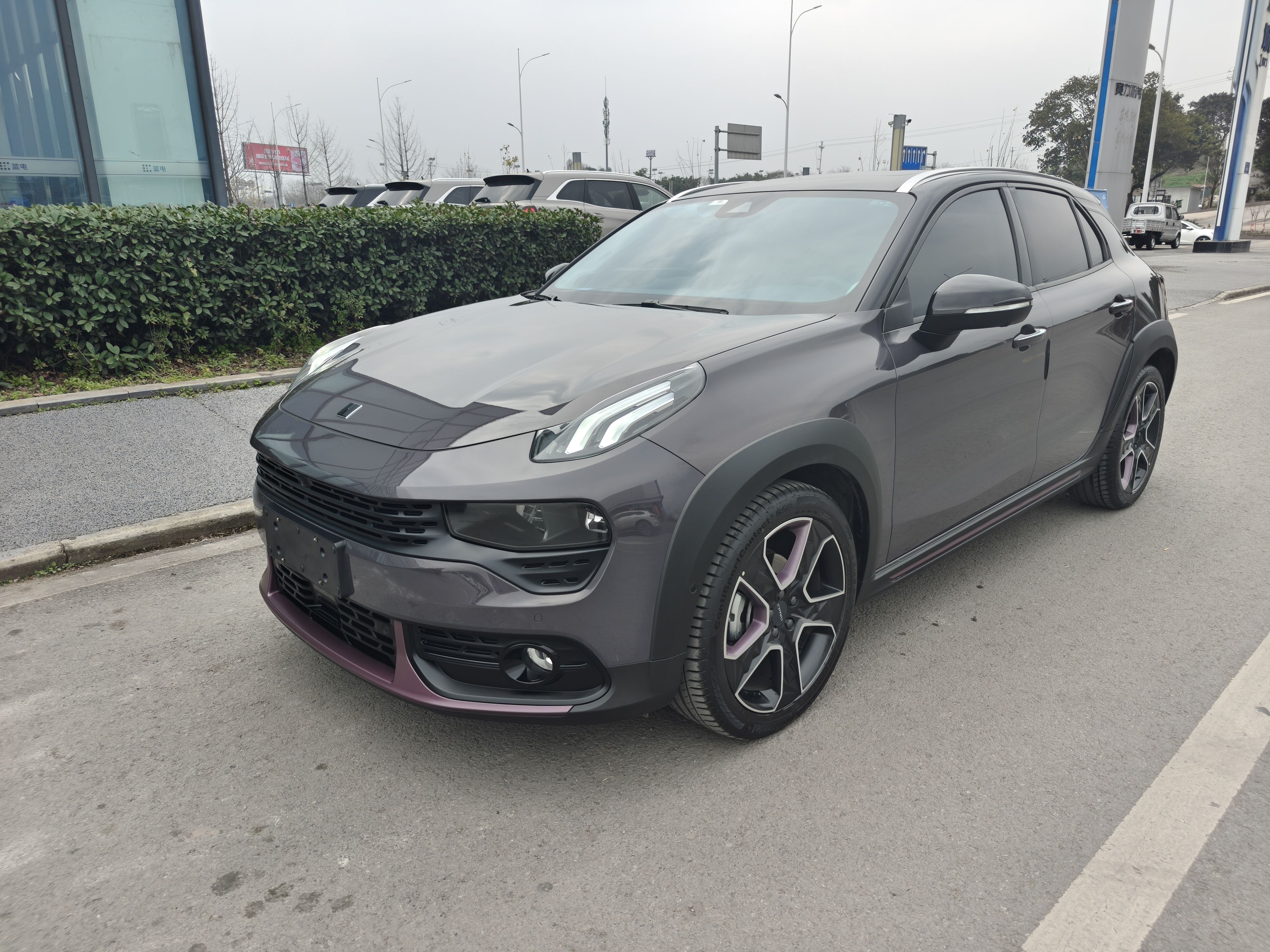 تحت مقدمة السيارة