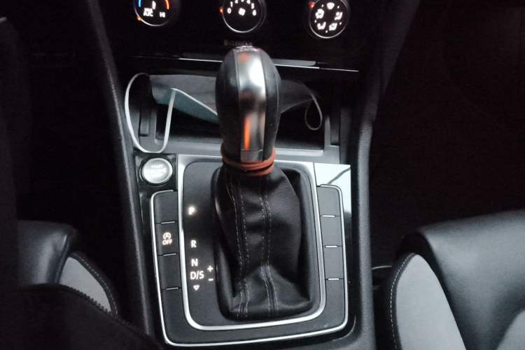 Used Volkswagen Golf 2020 Charming Edition 280TSI DSG R-Line Gear Lever