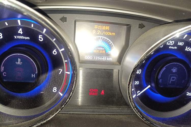Used Hyundai Sonata 2011 2.0L Automatic Leading Edition Odometer Close Up