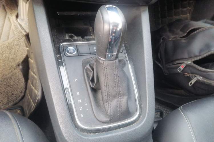 Used Volkswagen Sagitar 2018 280TSI DSG Comfort Model Gear Lever