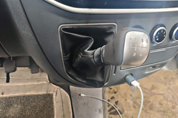 Used SAIC MAXUS Xintu V80 2019 2.5T Classic Version 6-Speed Manual – Aoyuntong Modified Long Wheelbase Mid-Height 7-Seater Gear Lever