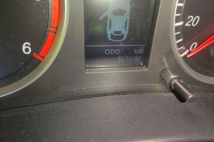 Used Haval H5 Classic 2015 2.0T Diesel Manual Two-Wheel Drive Entry-Level Version Odometer Close Up