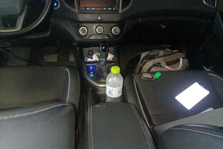 Used Hyundai ix25 2015 1.6L Automatic Two-Wheel Drive Fashionable GS Model Gear Lever