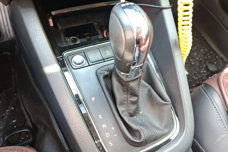 Used Volkswagen Sagitar 2018 280TSI DSG Comfort Model Gear Lever