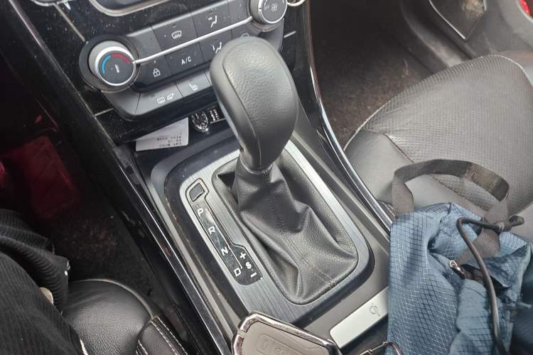 Used JMC Yusheng S330 2016 1.5L GTDi Automatic Two-Wheel Drive Prestige Edition Gear Lever