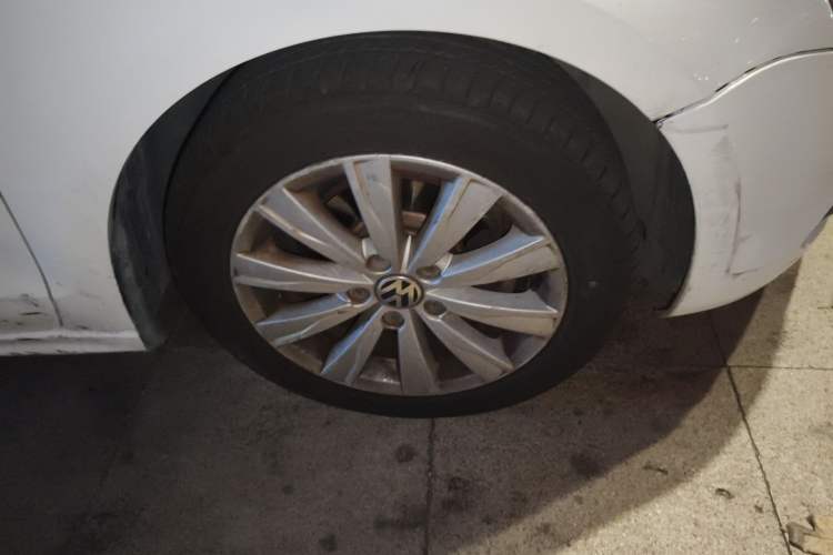 Used Volkswagen Sagitar 2014 1.6L Automatic Comfort Model Right Front Wheel Hub