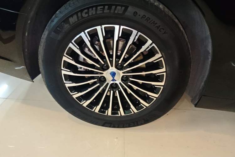 Used Denza D9 2024 DM-i 980 Four-Wheel Drive Prestige Model Right Rear Wheel Hub