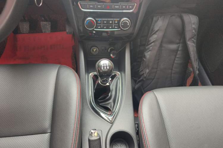 Used CHANGAN KAICHENG Oushang A600 2016 1.5L Manual Luxury 7-Seater Gear Lever