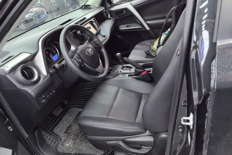 Used Toyota RAV4 2016 2.0L CVT Two-Wheel Drive Fashion Edition China V Standard
