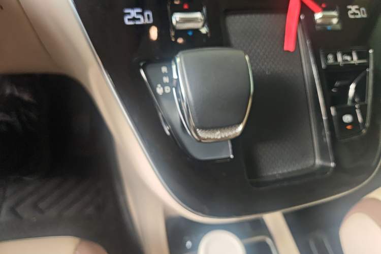 Used Hongqi HQ9 2023 2.0T Smart Connect Flagship Edition Gear Lever