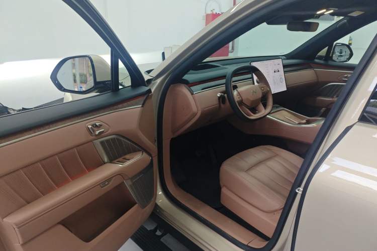 Used ONVO Luxeed L90 2025 Model—Max Six-Seater Version
