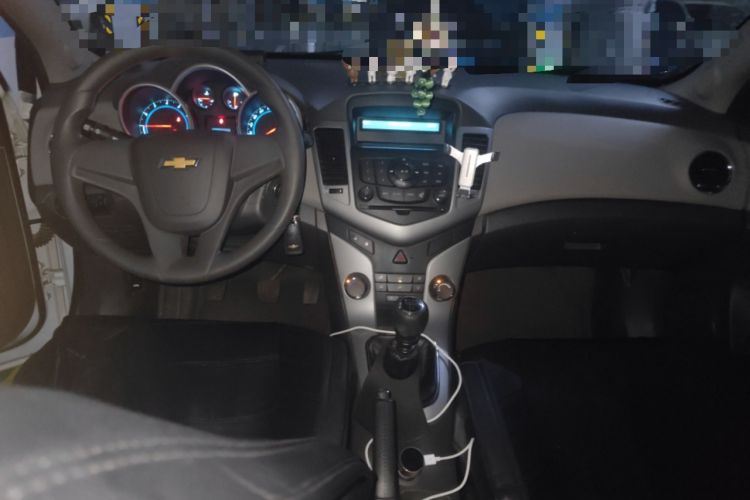 Used Chevrolet Cruze 2013 1.6L SL MT Center Console