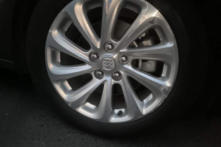 Used Buick LaCrosse 2014 2.0T SIDI Elite Tech Version Right Front Wheel Hub