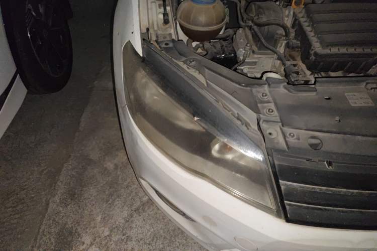 Used Volkswagen Jetta 2015 Value Edition 1.6L Automatic Comfort Version Right Front Headlight