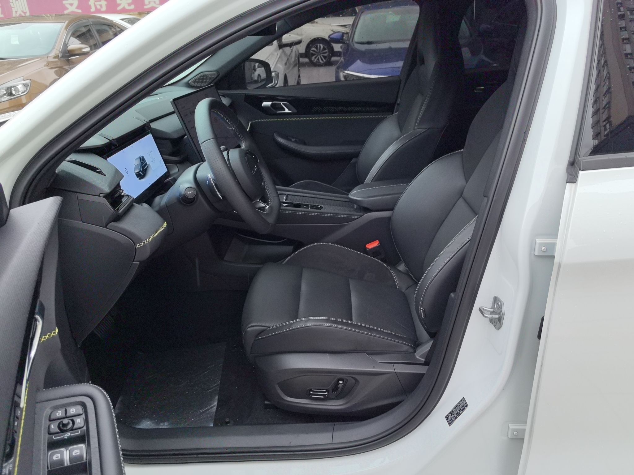 Переднее сиденье в автомобиле