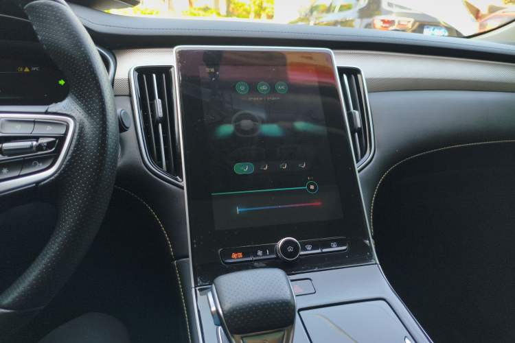 Used Roewe i6 MAX 2020 300TGI Automatic Cool & Stylish Skyroof Edition