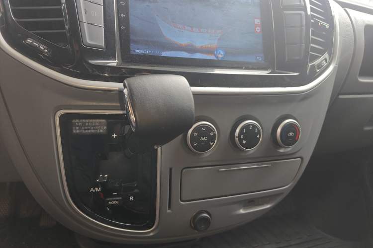 Used SAIC MAXUS Xintu V80 2023 2.0T AMT Classic Aoyuntong Short Wheelbase Ultra-Low Roof 5/6-Seater Gear Lever