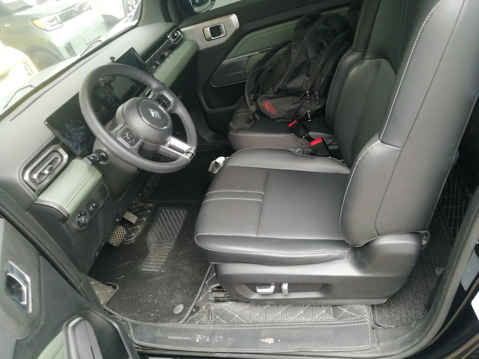 المقاعد الأمامية داخل السيارة