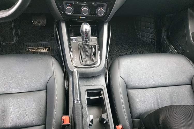 Used Volkswagen Sagitar 2018 1.6L Automatic Comfort Model Gear Lever