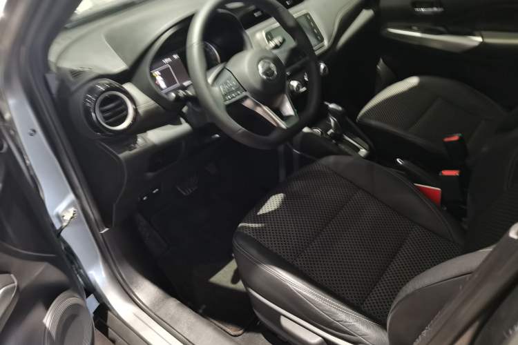 Used Nissan Kicks 2018 1.5L CVT Smart Connect Luxury Edition Interior 3